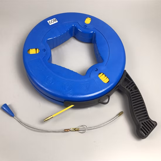 電気技師は壁線スチールフィッシュテープを着用